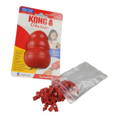 Piccoli pezzi di kong rosso. I pezzi vengono tagliati in pezzi di varie dimensioni, tutti inferiori a 1 cm.